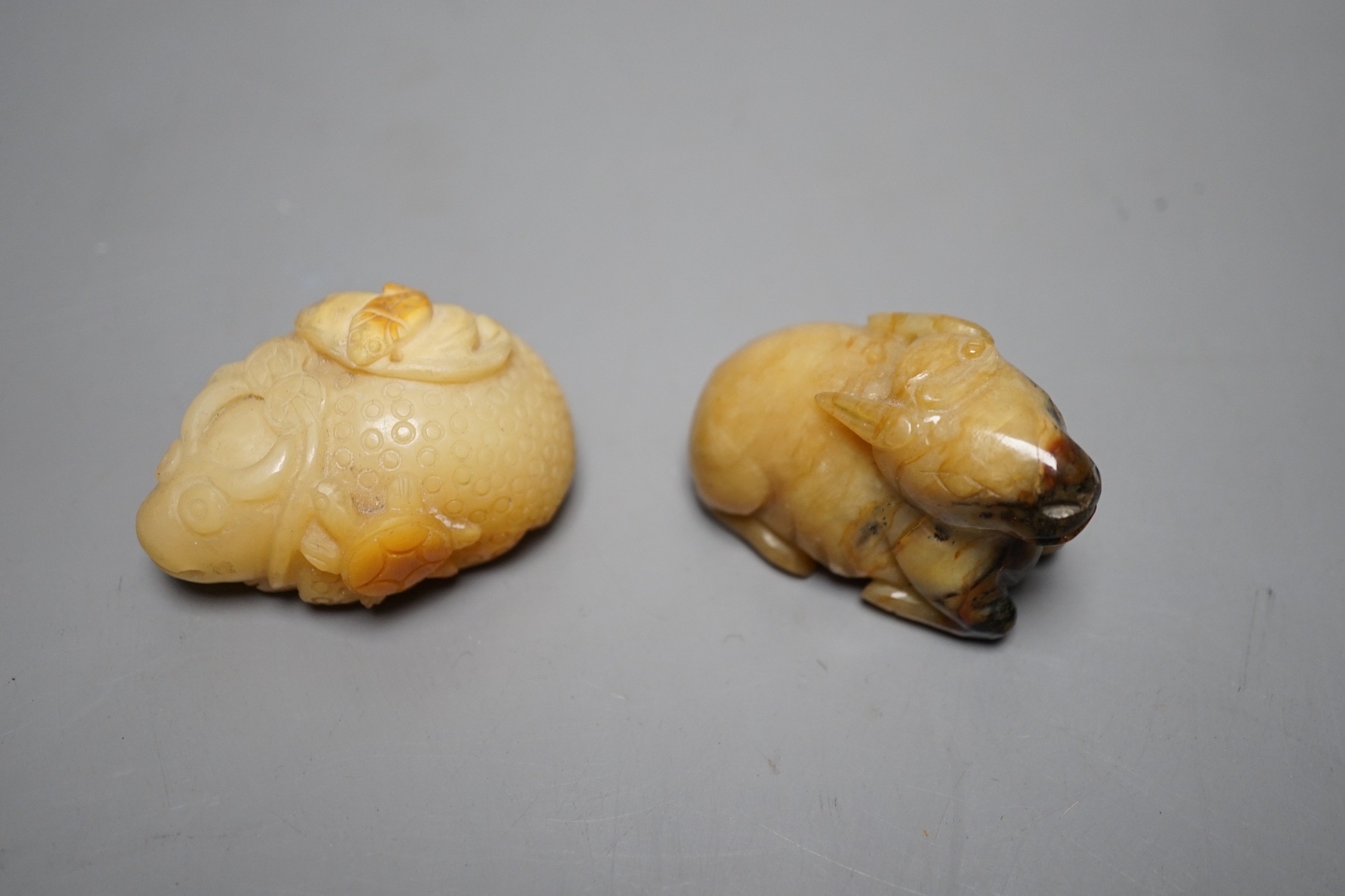 A Chinese jade three-legged toad carving, a burnt jade plaque and an agate figure of a deer, plaque 7cm
